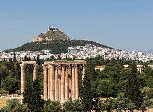 Tempel van die Olimpiese Zeus met die Lykavittós-heuwel in die agtergrond.